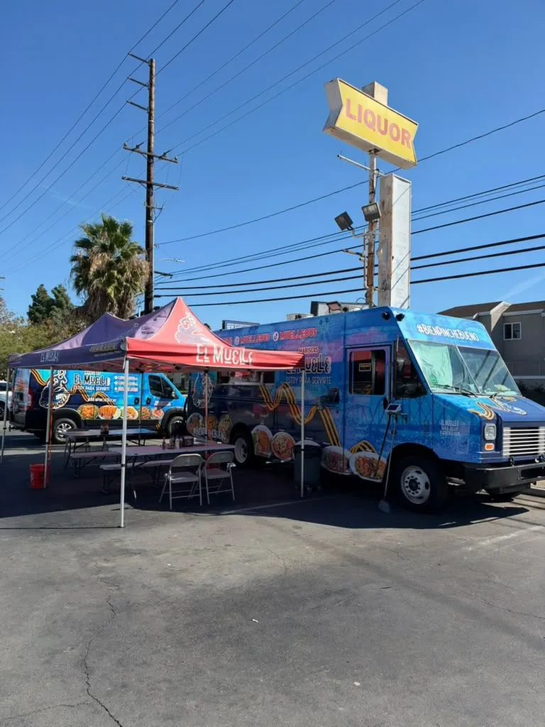 El food truck de El Muelle 8, con su carpa y mesas