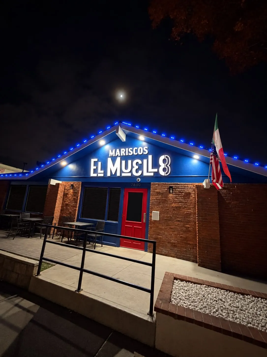 El restaurante de noche, en 7860 Florence Ave, Downey